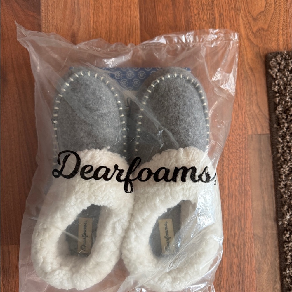 Dearfoams Women size 9-10  Slippers in Gray *New
